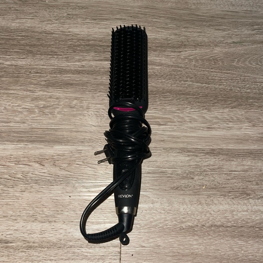 Revlon Hair Straightening and Styling Brush in Black, Pre-owned